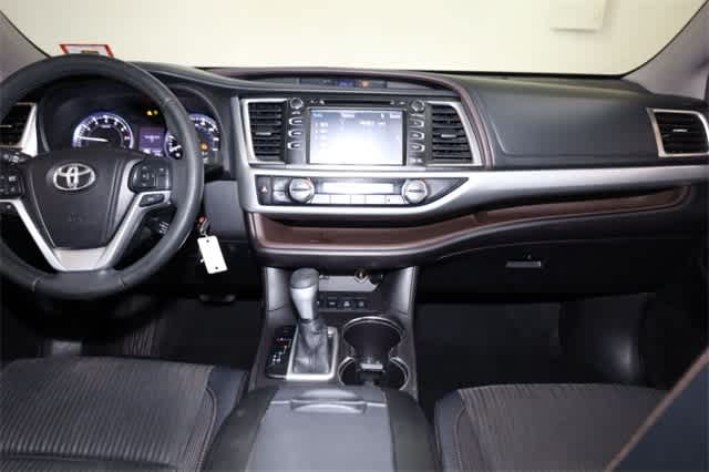 Thumbnail: 2015 Toyota Highlander - 17