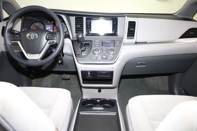 Thumbnail: 2017 Toyota Sienna - 17