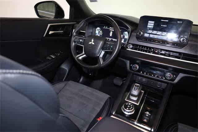 Thumbnail: 2024 Mitsubishi Outlander - 16