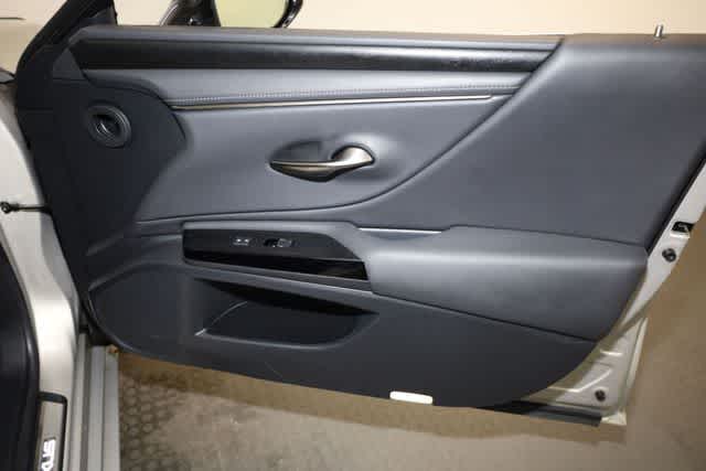 Thumbnail: 2022 Lexus ES - 22