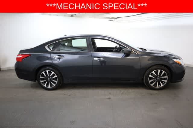 Thumbnail: 2017 Nissan Altima - 9