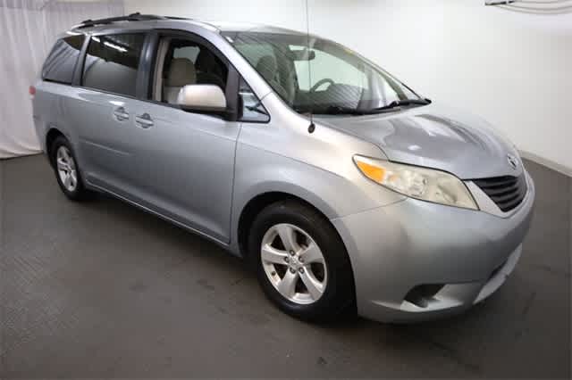 Thumbnail: 2013 Toyota Sienna - 10