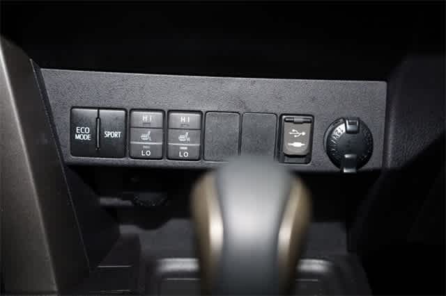 Thumbnail: 2018 Toyota RAV4 - 34