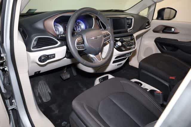 Thumbnail: 2022 Chrysler Voyager - 14