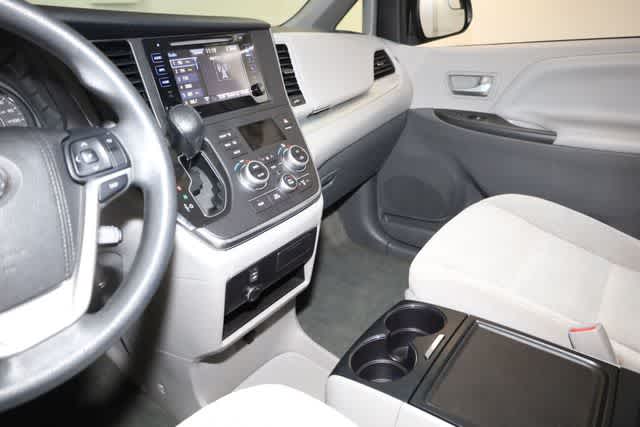Thumbnail: 2017 Toyota Sienna - 24
