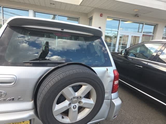 2005 Toyota RAV4 Base 8