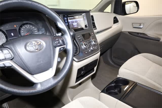 Thumbnail: 2015 Toyota Sienna - 23