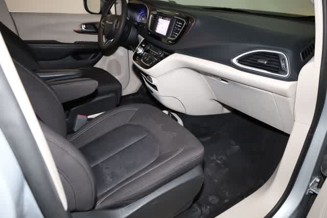 Thumbnail: 2022 Chrysler Voyager - 19