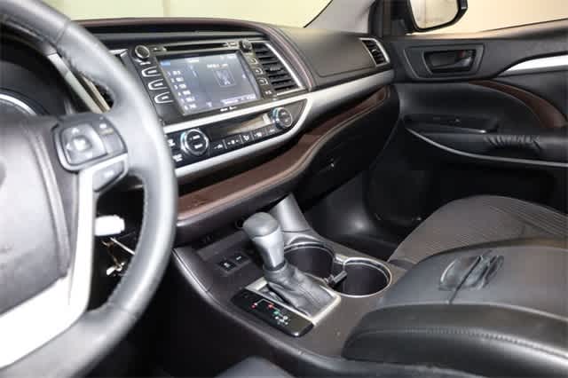 Thumbnail: 2015 Toyota Highlander - 23