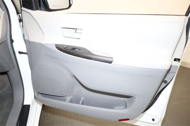 Thumbnail: 2011 Toyota Sienna - 22