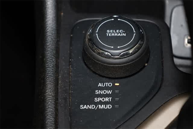 Thumbnail: 2015 Jeep Cherokee - 32