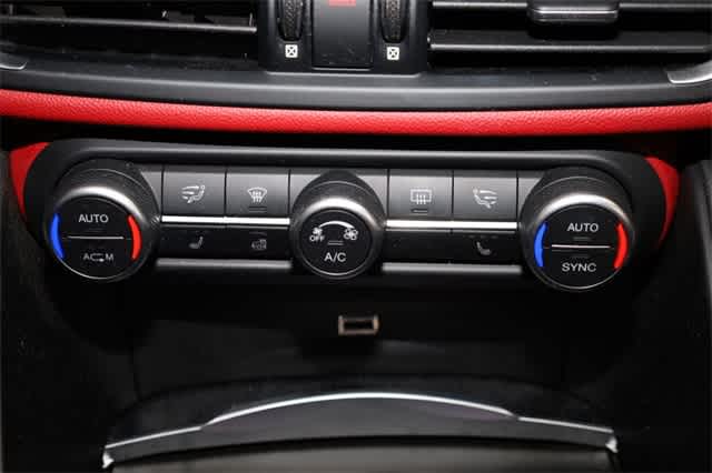 Thumbnail: 2019 Alfa Romeo Giulia - 28