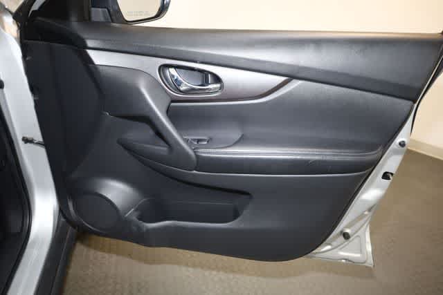 Thumbnail: 2016 Nissan Rogue - 31