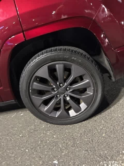 Thumbnail: 2021 Jeep Cherokee - 21