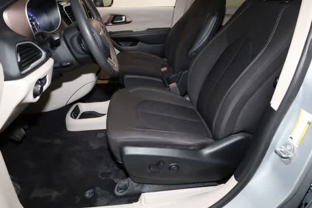 Thumbnail: 2022 Chrysler Voyager - 15