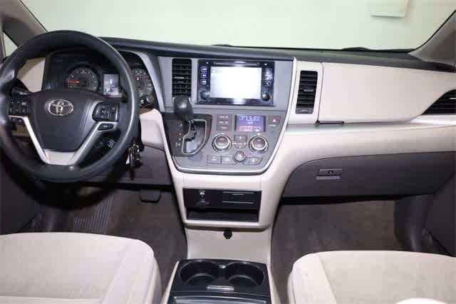 Thumbnail: 2015 Toyota Sienna - 17