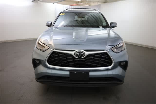 Thumbnail: 2023 Toyota Highlander - 12