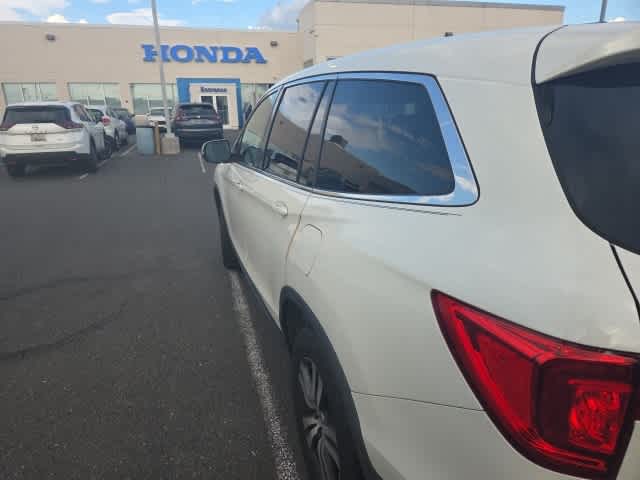 Thumbnail: 2017 Honda Pilot - 8