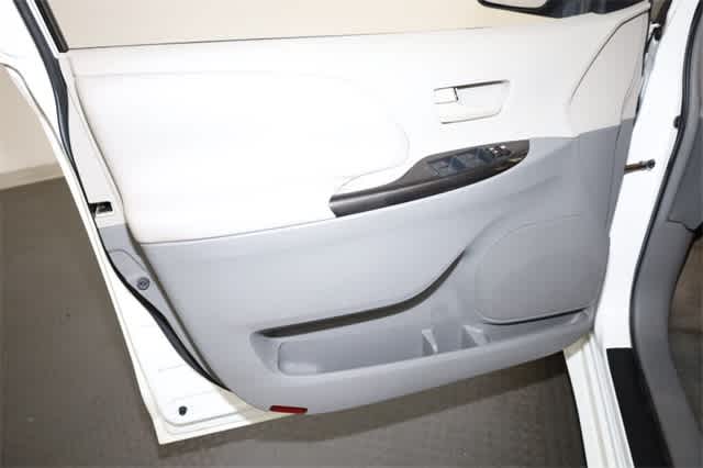 Thumbnail: 2011 Toyota Sienna - 13
