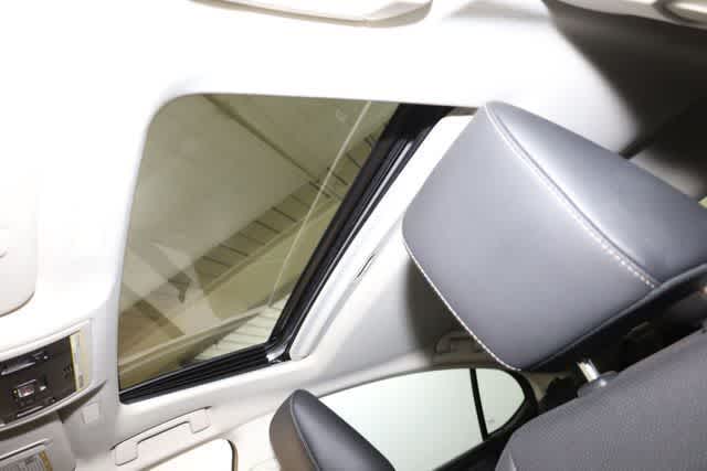 Thumbnail: 2022 Lexus ES - 26