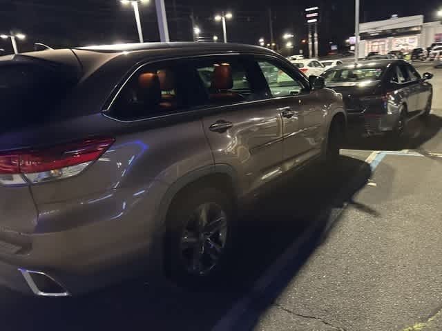 Thumbnail: 2017 Toyota Highlander - 10