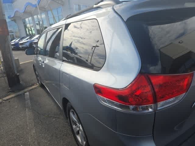 Thumbnail: 2013 Toyota Sienna - 9