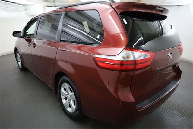 Thumbnail: 2015 Toyota Sienna - 4