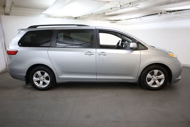 Thumbnail: 2017 Toyota Sienna - 9