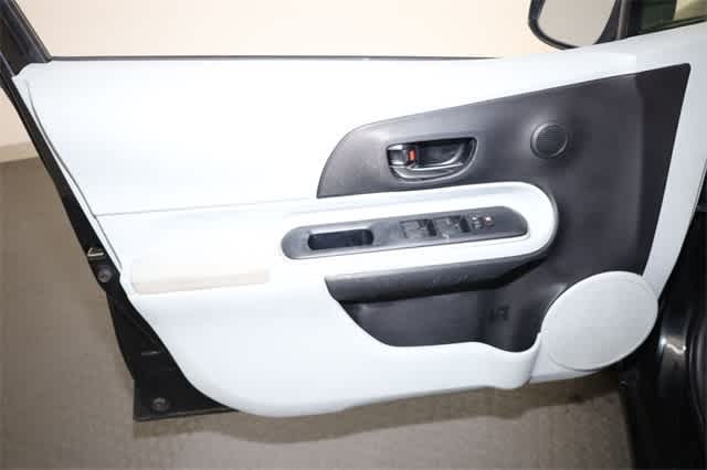 Thumbnail: 2014 Toyota Prius c - 13