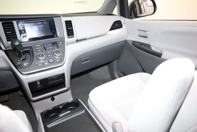 Thumbnail: 2017 Toyota Sienna - 18