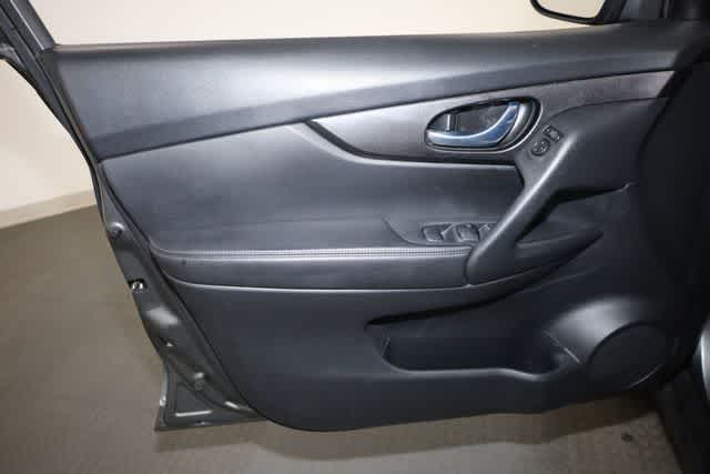 Thumbnail: 2018 Nissan Rogue - 14