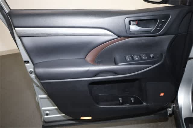 Thumbnail: 2019 Toyota Highlander - 13