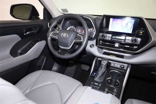 Thumbnail: 2023 Toyota Highlander - 16