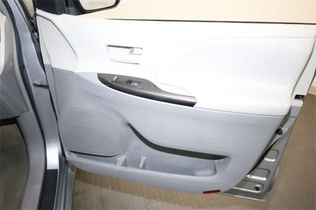 Thumbnail: 2013 Toyota Sienna - 28