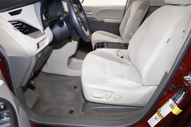 Thumbnail: 2015 Toyota Sienna - 15