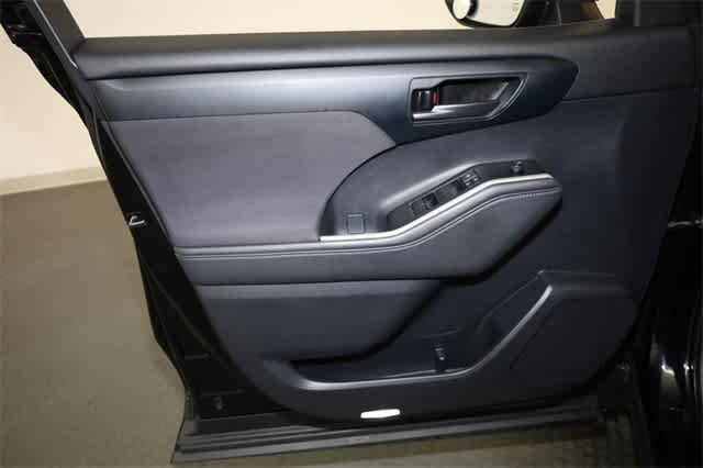 2021 Toyota Highlander LE 13