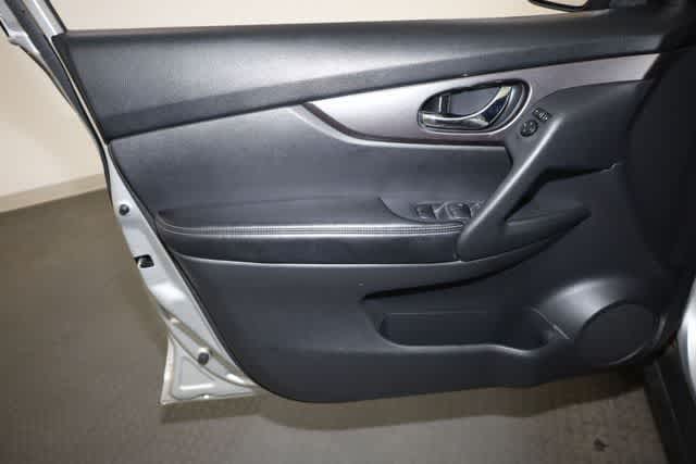 Thumbnail: 2016 Nissan Rogue - 13