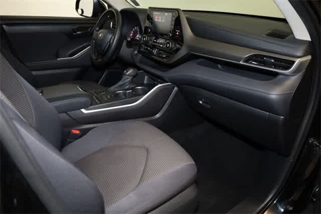 2021 Toyota Highlander LE 19