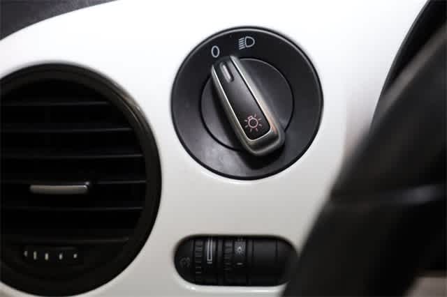 Thumbnail: 2015 Volkswagen Beetle - 25