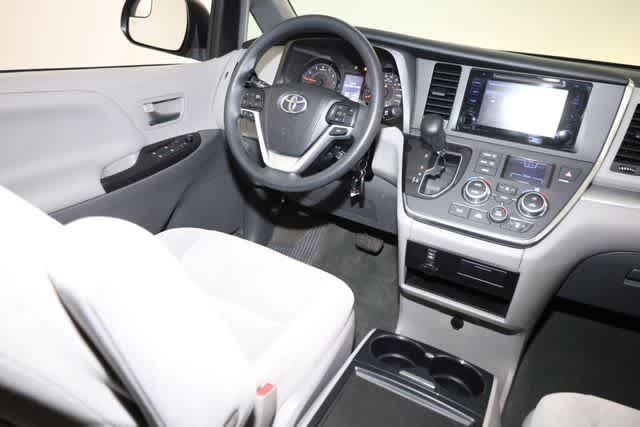 Thumbnail: 2017 Toyota Sienna - 16