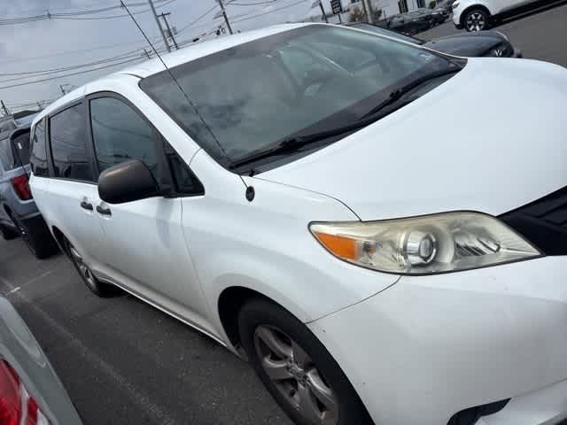 Thumbnail: 2011 Toyota Sienna - 12