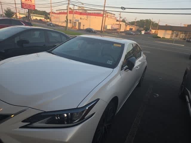 Thumbnail: 2022 Lexus ES - 2