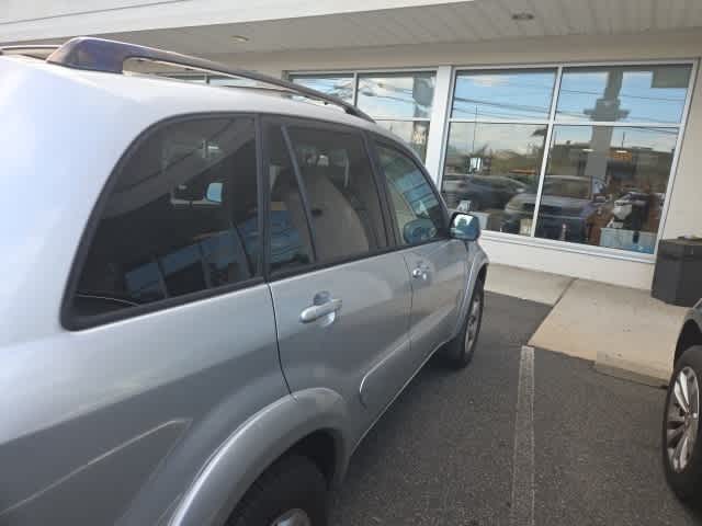 2005 Toyota RAV4 Base 11