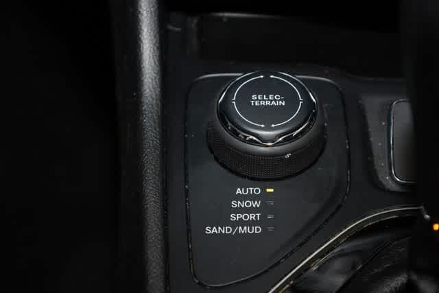 Thumbnail: 2019 Jeep Cherokee - 31