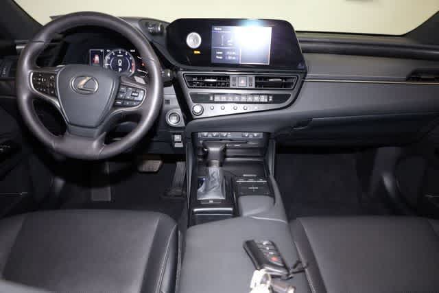 Thumbnail: 2022 Lexus ES - 17