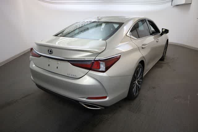 Thumbnail: 2022 Lexus ES - 7