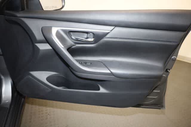 Thumbnail: 2017 Nissan Altima - 32