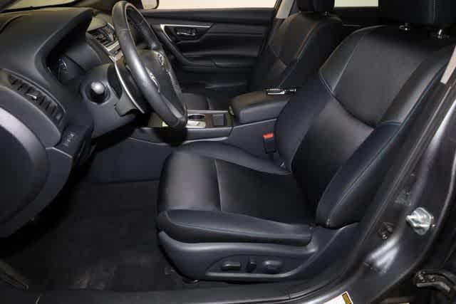 Thumbnail: 2017 Nissan Altima - 16