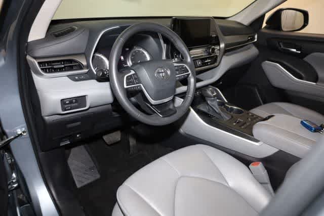 Thumbnail: 2023 Toyota Highlander - 14