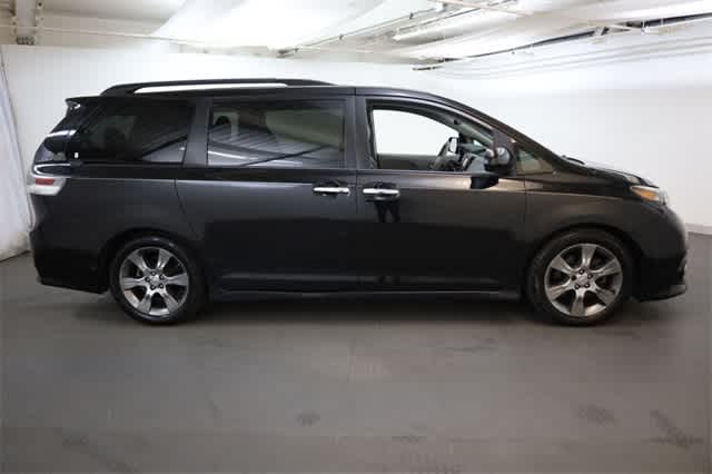 Thumbnail: 2014 Toyota Sienna - 9